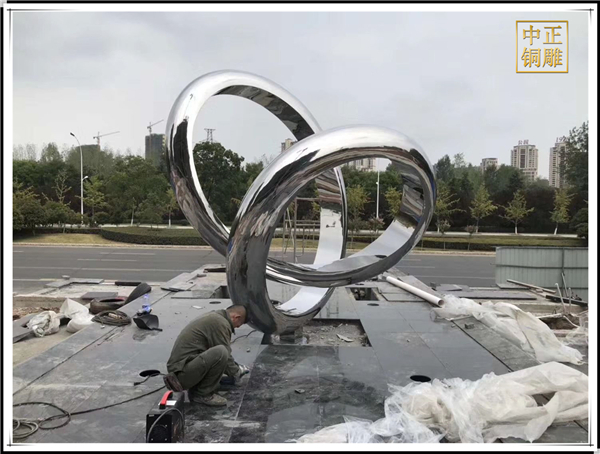 定做不銹鋼廣場(chǎng)雕塑.jpg 定做不銹鋼廣場(chǎng)雕塑.jpg