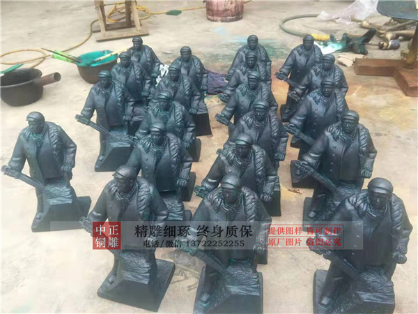 青銅人物雕塑.jpg 青銅人物雕塑.jpg