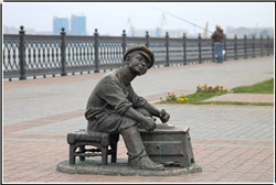 現代廣場擦皮鞋人物銅雕塑 現代廣場擦皮鞋人物銅雕塑